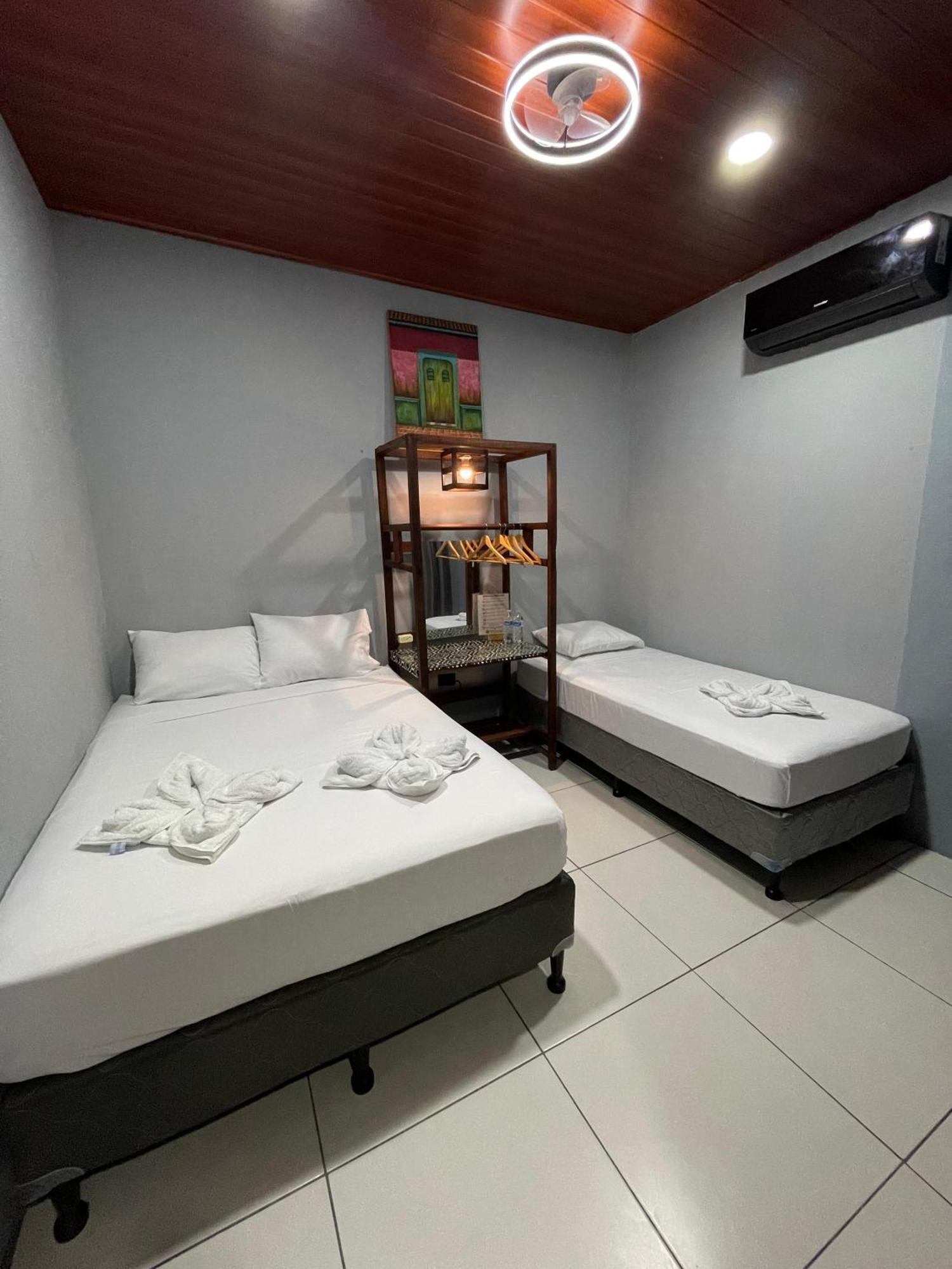 Madrono Hostel Leon Ngoại thất bức ảnh